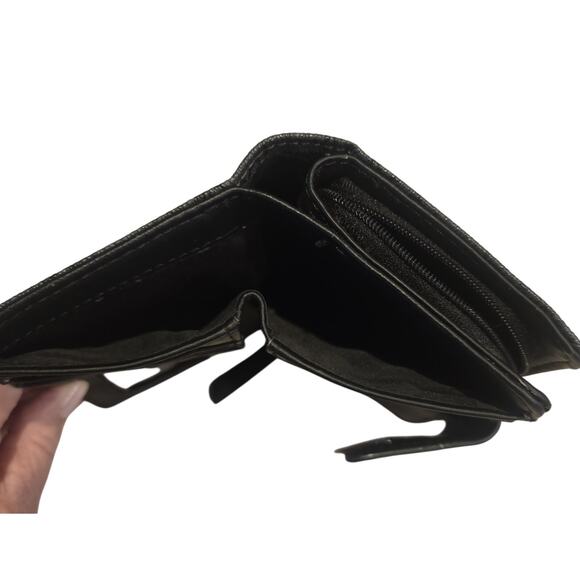 Nine West Gray & Black Wallet 7-Card Slots 4-Pockets 1-Zippered Magnetic Closure - Picture 4 of 5